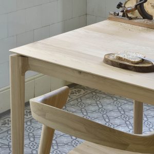 drevený jedálenský stôl, obdĺžnikový stôl, drevený, masívny stôl, dubovy stol, dubový stôl, masívna doska, stôl z masívneho dubu, masívny drevený stôl, moderný jedálenský stôl, jedálenský stôl do moderného interiéru, dizajnový drevený stôl