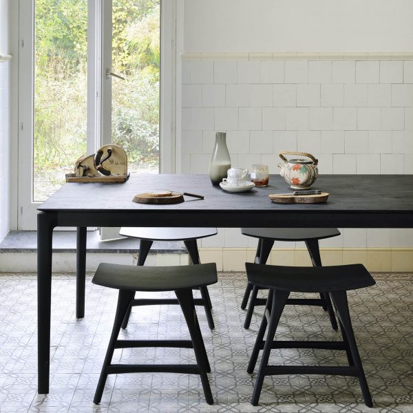drevený jedálenský stôl, čierny drevený stpl, obdĺžnikový stôl, drevený, masívny stôl, dubovy stol, dubový stôl, masívna doska, stôl z masívneho dubu, masívny drevený stôl, moderný jedálenský stôl, jedálenský stôl do moderného interiéru, dizajnový drevený stôl