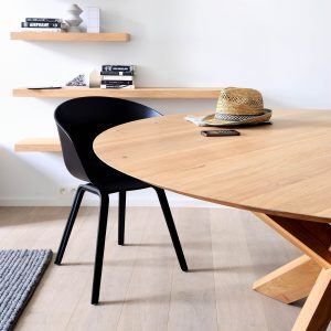 drevený jedálenský stôl, okrúhly stôl, drevený, masívny stôl, dubovy stol, dubový stôl, masívna doska, stôl z masívneho dubu, riadny masívny drevený stôl, moderný jedálenský stôl, jedálenský stôl do horského interiéru, stôl so stredovou nohou, dizajnový drevený stôl, stôl s drevenou stredovou podnožou, kruhový stôl