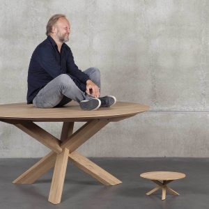 drevený jedálenský stôl, okrúhly stôl, drevený, masívny stôl, dubovy stol, dubový stôl, masívna doska, stôl z masívneho dubu, riadny masívny drevený stôl, moderný jedálenský stôl, jedálenský stôl do horského interiéru, stôl so stredovou nohou, dizajnový drevený stôl, stôl s drevenou stredovou podnožou, kruhový stôl