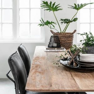 drevený jedálenský stôl, obdĺžnikový stôl, drevený, masívny stôl, teakový stol, teakový stôl, masívny doska, tíkový stôl, stôl z recyklovaného teaku, jedálenský stôl s kovovými nožičkami, jedálenský stôl s kovovou podnožou, riadny masívny drevený stôl, moderný jedálenský stôl, jedálenský stôl do horského interiéru, jedálenský stôl s lavicou, jedálenský stôl do veľkého priestoru, stôl so stredovou nohou, dizajnový drevený stôl, stôl s kovovou stredovou podnožou