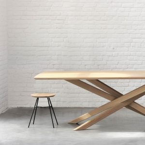drevený jedálenský stôl, obdĺžnikový stôl, drevený, masívny stôl, dubovy stol, dubový stôl, masívna doska, tíkový stôl, stôl z masívneho dubu, riadny masívny drevený stôl, moderný jedálenský stôl, jedálenský stôl do horského interiéru, stôl so stredovou nohou, dizajnový drevený stôl, stôl s drevenou stredovou podnožou