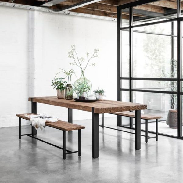 drevený jedálenský stôl, obdĺžnikový stôl, drevený, masívny stôl, teakový stol, teakový stôl, recyklovaný stôl, jedálenský stôl s kovovými nožičkami, jedálenský stôl s kovovou podnožou, riadny masívny drevený stôl, jedálenský stôl na chatu, jedálenský stôl do vinárne, jedálenský stôl do horského interiéru, jedálenský stôl s lavicou