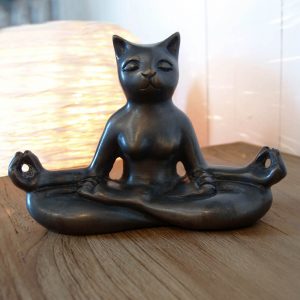 amandari mosadzna yoga macka, mosadz, ázijský, orientálny, meditujúca, mačka, darček, tip na darček, unikátny, doplnok, dekorácia, východoázijský, patinovaný, yoga mačka, lotosový sed, meditácia, darček pri milovníka mačiek