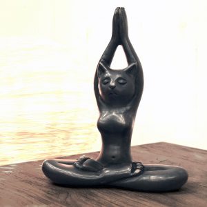 amandari mosadzna yoga macka, mosadzný, ázijský, orientálny, meditujúca, mačka, darček, tip na darček, unikátny, doplnok, dekorácia, východoázijský, patinovaný, yoga mačka, lotosový sed