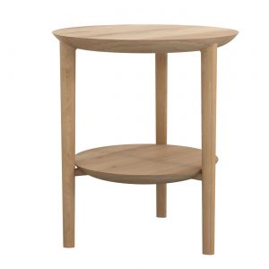 amandari príručný stolík bok dub ethnicraft, svetlý drevený stolík, bočný stolík, príručný stolík, stolík s tromi nožičkami, dubový konferenčný stolík, stolík su kreslu, stolík k sedačke, stolík, dizajnový stolík, stolík trojnožka, okrúhly s drevenými nohami, okrúhly stolík, stôl z dubu, nízky stolík, stolík s odkladacou plochou, stolík s poličkou, moderný dubový stolík