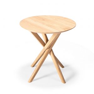 amandari príručný stolík mikado ethnicraft, šedý stolík, bočný stolík, príručný stolík, stolík s tromi nožičkami, dubový konferenčný stolík, stolík su kreslu, stolík, dizajnový stolík, stolík trojnožka, okrúhly s drevenými nohami, okrúhly stolík, stôl z dubu, nízky stolík, moderný dubový stolík