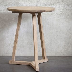 amandari príručný stolík tripod dub ethnicraft, svetlý stolík, bočný stolík, príručný stolík, stolík s tromi nožičkami, dubový konferenčný stolík, stolík su kreslu, stolík, dizajnový stolík, stolík trojnožka, okrúhly s drevenými nohami, okrúhly stolík, stôl z dubu, nízky stolík, moderný dubový stolík