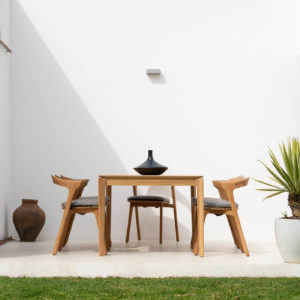 jedálenský, stôl, jedalensky stol, teak, stol, exteriérový, outdoorový, moderný stôl, vonkajší stôl, moderný stôl, BOK, teakový stôl, obdĺžnikový stôl, záhradný stôl, záhradný nábytok, vonkajší, vonkajsi stol, dizajnovy stol, dizajnový stôl, detail, stolovanie vonku, prírodný stôl, drevený